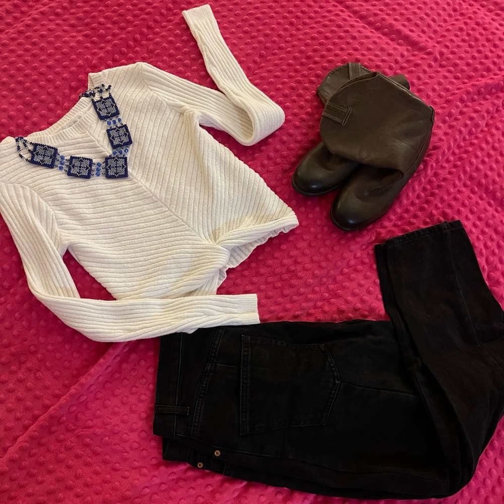 Hollister long sleeve white stretching sweater. Size S